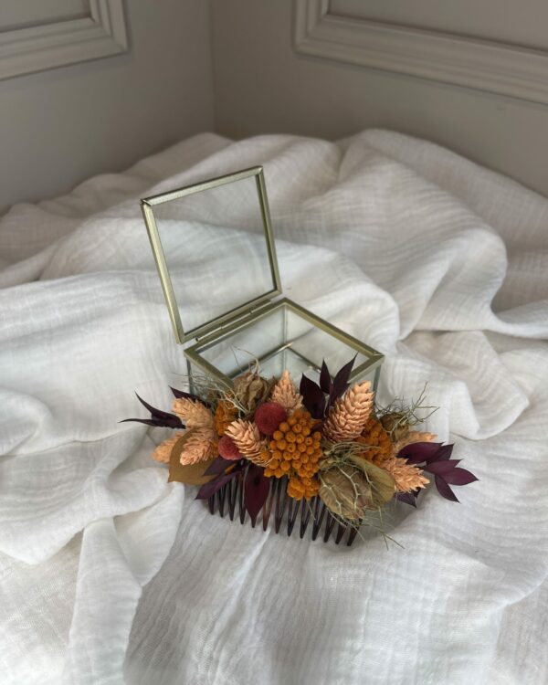 Couronne, boutonniére, peigne, boucle d'oreille en fleurs séchées maison cléome normandie caen