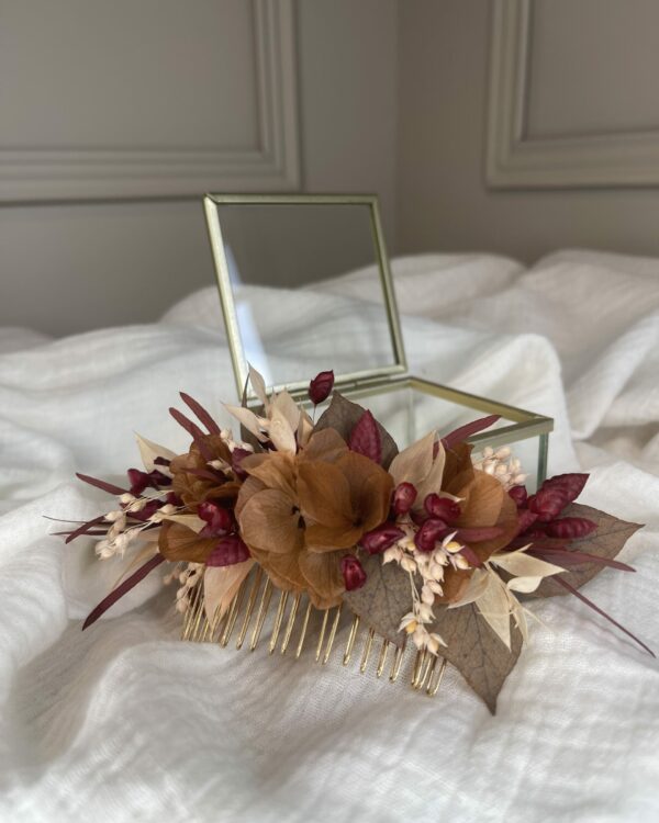 Couronne, boutonniére, peigne, boucle d'oreille en fleurs séchées maison cléome normandie caen