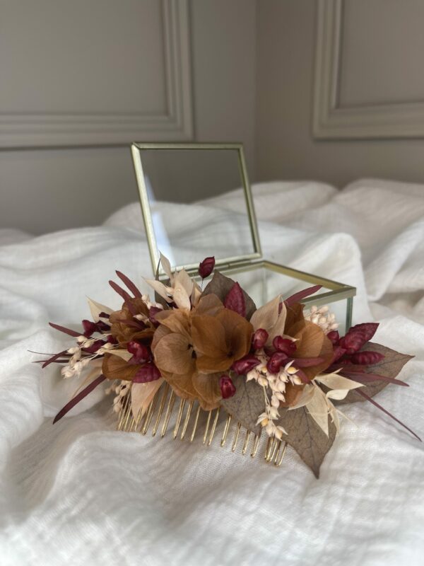 Couronne, boutonniére, peigne, boucle d'oreille en fleurs séchées maison cléome normandie caen