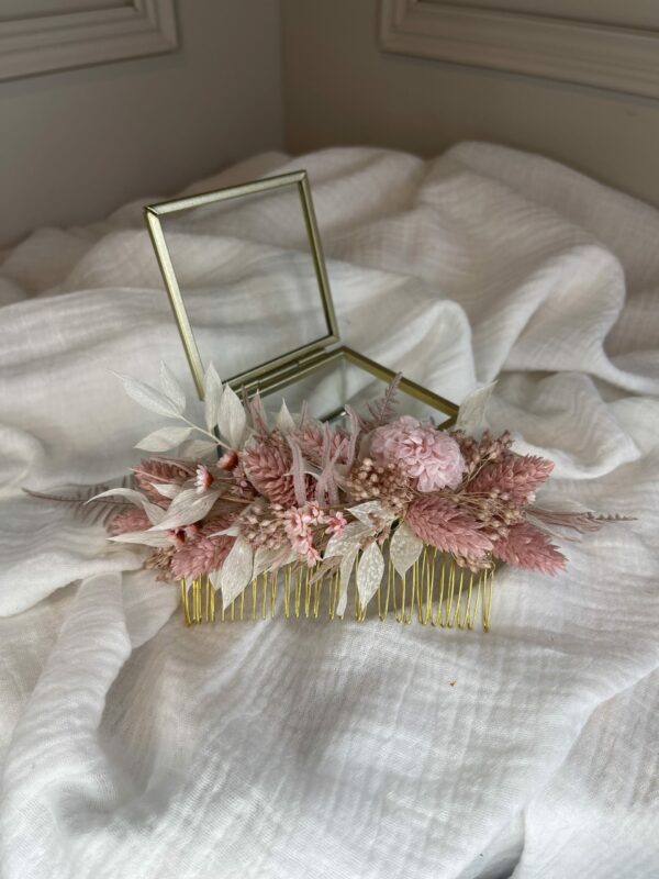 Couronne, boutonniére, peigne, boucle d'oreille en fleurs séchées maison cléome normandie caen