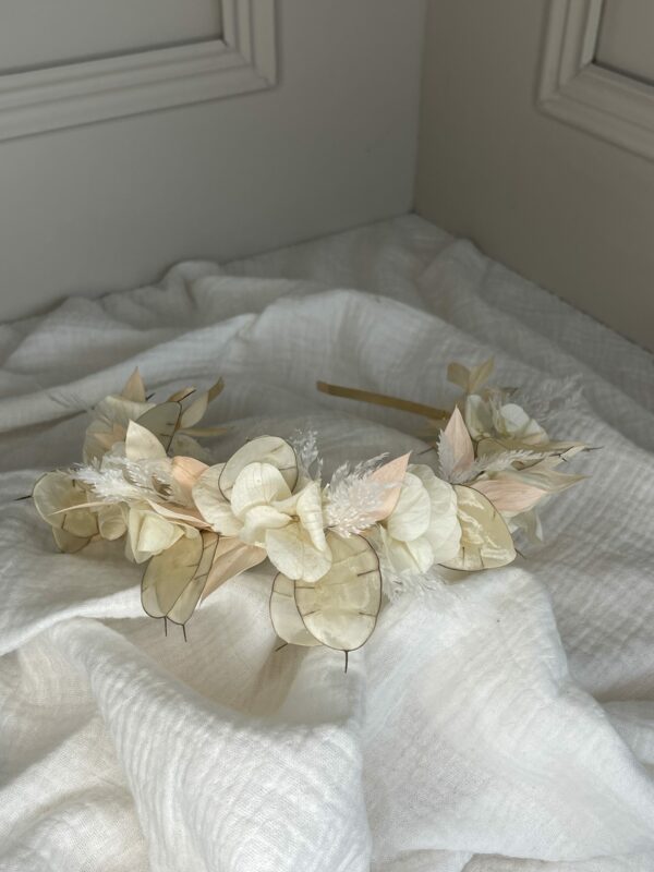 Couronne, boutonniére, peigne, boucle d'oreille en fleurs séchées maison cléome normandie caen